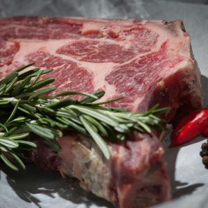 Bistecca lombo con osso Angus Grassfed Bistecca lombo con osso Angus Grassfed